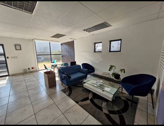 939M² WAREHOUSE TO LET IN JET PARK